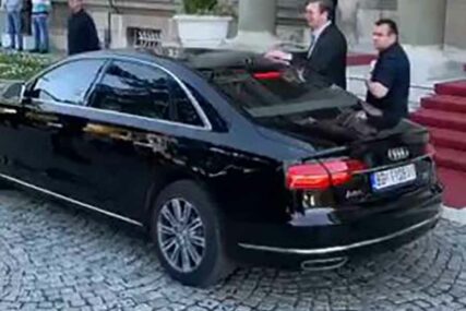 IZAŠAO NA GLAVNA VRATA Šta je Vučić rekao građanima nakon napuštanja Predsjedništva (VIDEO)