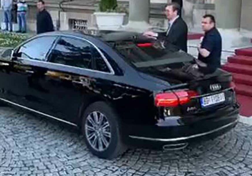 KAKO DOŠAO, TAKO I OTIŠAO Vučić napustio Predsjedništvo, izašao na GLAVNI IZLAZ (VIDEO)