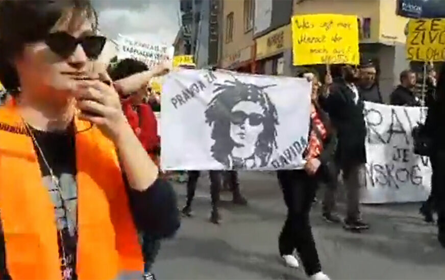 Na osmomartovskom maršu u Banjaluci i transparenti "Pravda za Davida" (VIDEO)