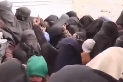 „TRAŽIĆEMO OSVETU, BIĆETE U KRVI DO KOLJENA“ Žene poraženih islamista iz Baguza prevoze u kamp, a njihove prijetnje šokirale su novinare (VIDEO)