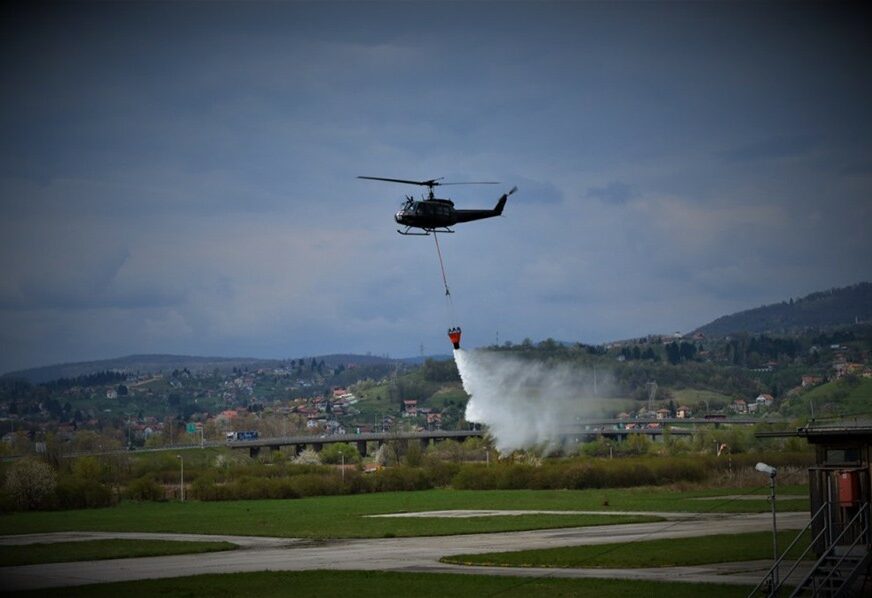 "LETEĆE BURENCE" JEDNOSTAVNO RJEŠENJE Helikopteri Oružanih snaga BiH spremni za gašenje požara (FOTO)