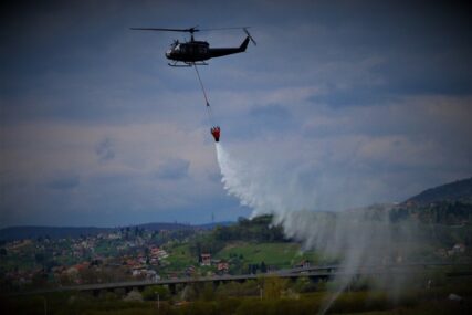 VATRA PRIJETI KUĆAMA Helikopter Oružanih snaga BiH gasi požar u Mostaru