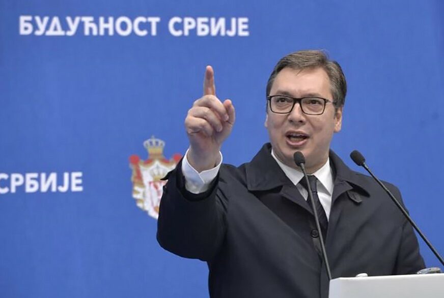 “OKREPLJENJE PRED PUT” Aleksandar Vučić pojeo punjene paprike prije polaska za Ženevu