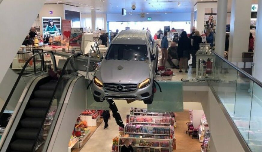 PARKIRANJE IZAZVALO HAOS Automobil pri velikoj brzini udario u TRŽNI CENTAR (FOTO)