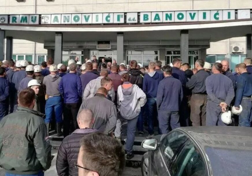 SPECIJALCI ČUVAJU UPRAVU Radnici rudnika “Banovići” i dalje protestuju (VIDEO)