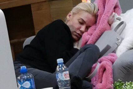 USNULA NATA Lijepa pjevačica zaspala na aerodromu u Beogradu (FOTO)