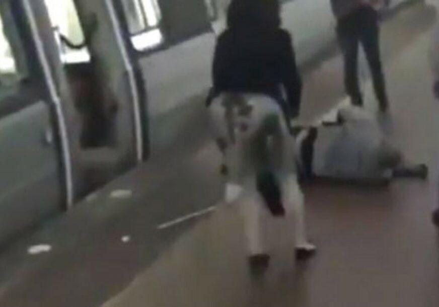 POTRESAN SNIMAK IZ METROA Slijepog čovjeka spasili od sigurne smrti (VIDEO)