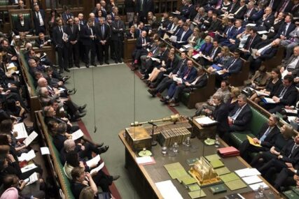 DŽONSON PONOVO NA TESTU Britanski parlament danas odlučuje da li će biti VANREDNIH IZBORA