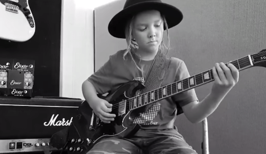 NEVJEROVATAN TALENAT Dječak (9) svira kantri hit "Tennessee Whiskey" (VIDEO)