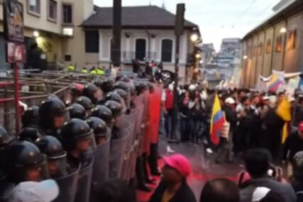 SNIMAK BRUTALNOG OBRAČUNA Ovako je izgledao okršaj ekvadorske policije sa Asanžovim pristalicama (VIDEO)