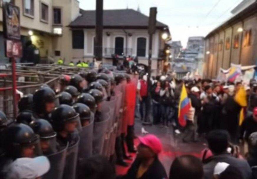 SNIMAK BRUTALNOG OBRAČUNA Ovako je izgledao okršaj ekvadorske policije sa Asanžovim pristalicama (VIDEO)