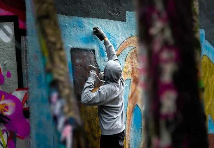 “FASADE SU LICE GRADA” Kamera snimila vandale kako u centru Sarajeva GRAFITIMA SKRNAVE OBJEKTE