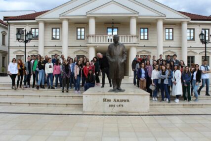 ULJEPŠALI VIŠEGRAD Učenici u Andrićgradu naslikali mural (FOTO)