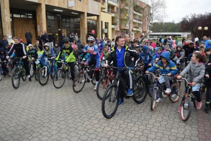 Biciklima i rolerima napravili “krug zdravlja” u Ugljeviku