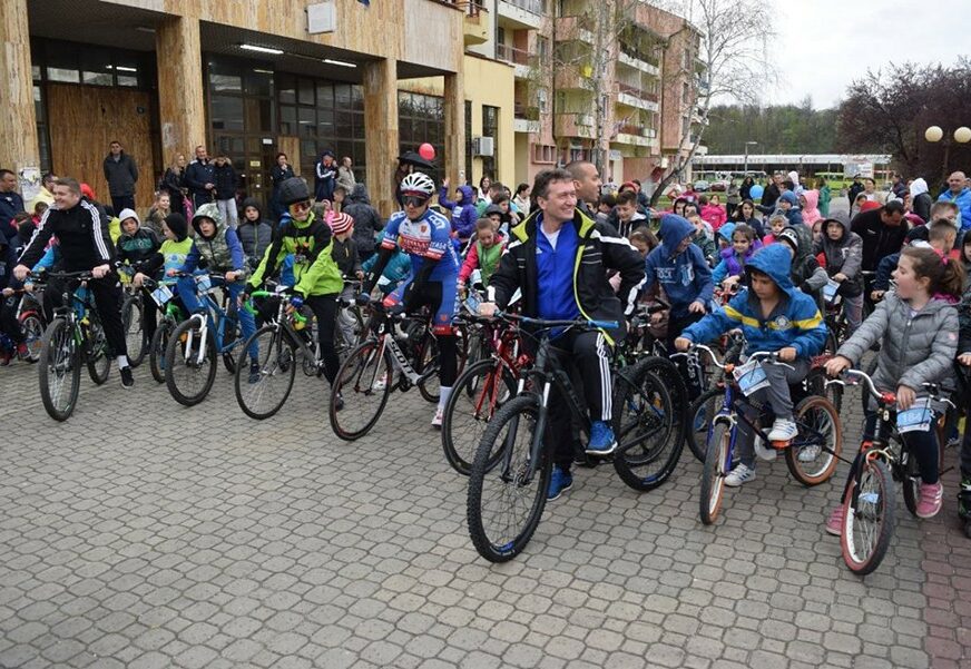 Biciklima i rolerima napravili “krug zdravlja” u Ugljeviku