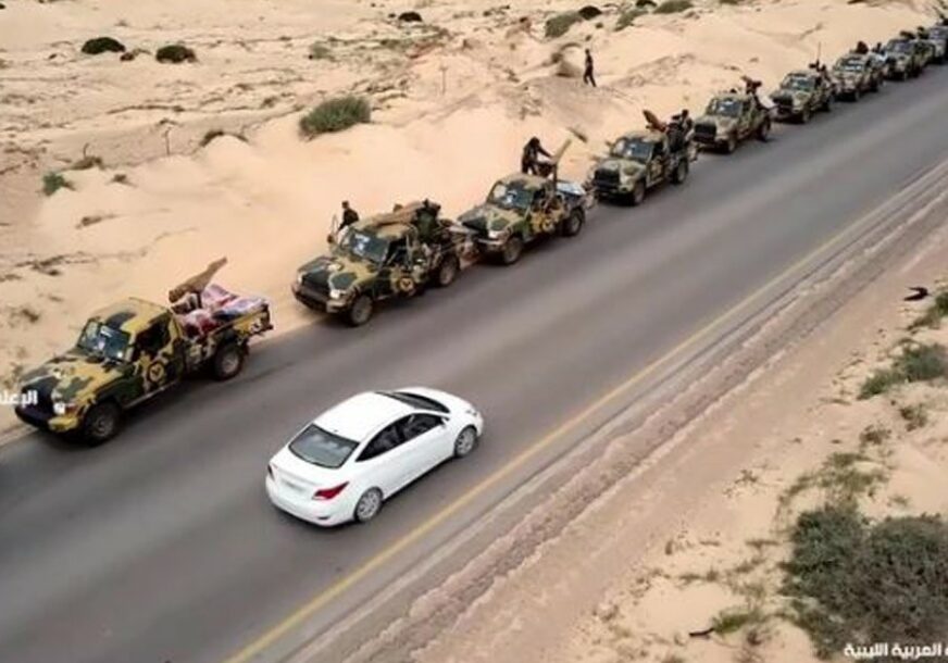 NOVI RAT U LIBIJI Sukobi provladinih i pobunjeničkih snaga u blizini Tripolija (VIDEO)