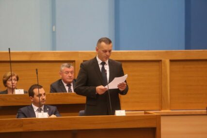 LUKAČU KRIV I ČUBRILOVIĆ Predsjednika parlamenta ministar optužio da loše vodi sjednicu