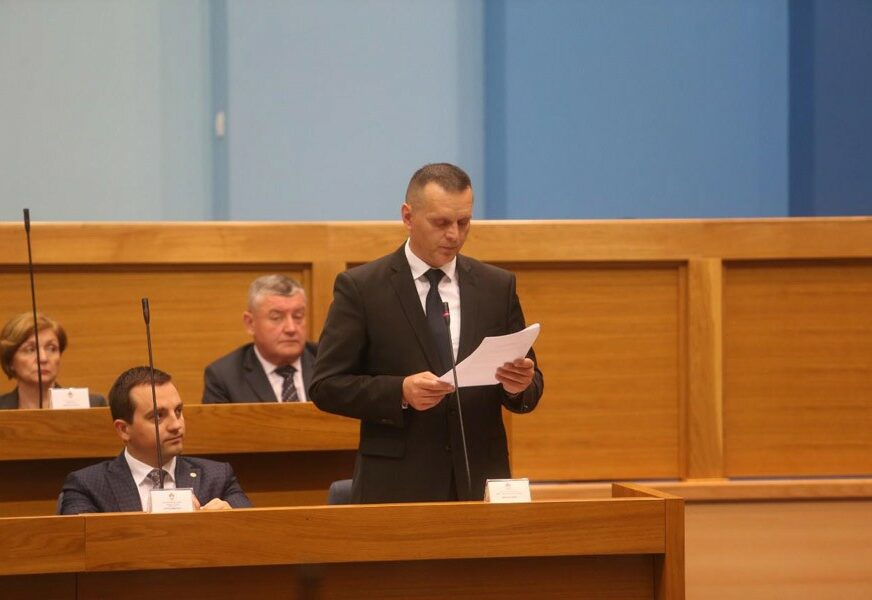 LUKAČU KRIV I ČUBRILOVIĆ Predsjednika parlamenta ministar optužio da loše vodi sjednicu