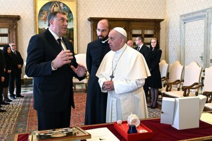 SUSRET TRAJAO 32 MINUTE Milorad Dodik i papa Franjo u Vatikanu RAZMIJENILI POKLONE