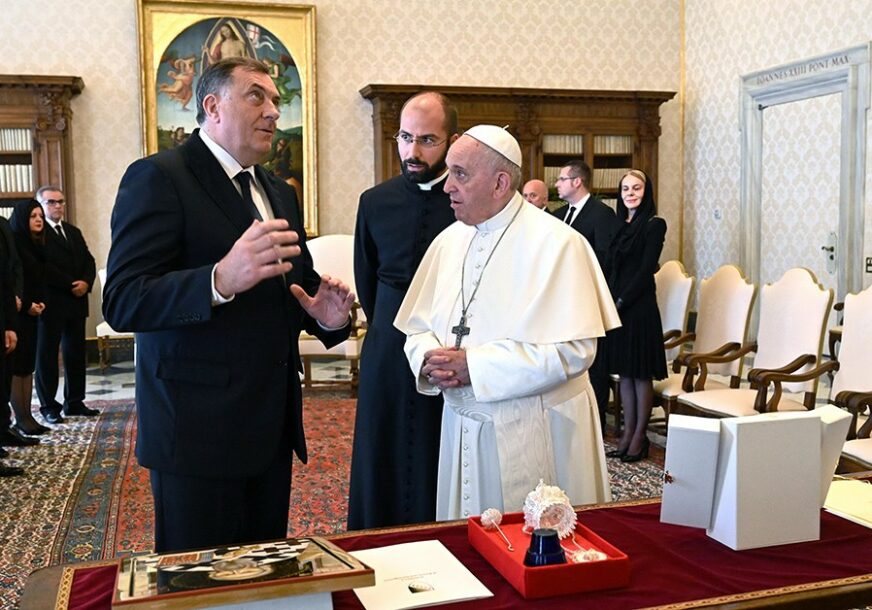 SUSRET TRAJAO 32 MINUTE Milorad Dodik i papa Franjo u Vatikanu RAZMIJENILI POKLONE