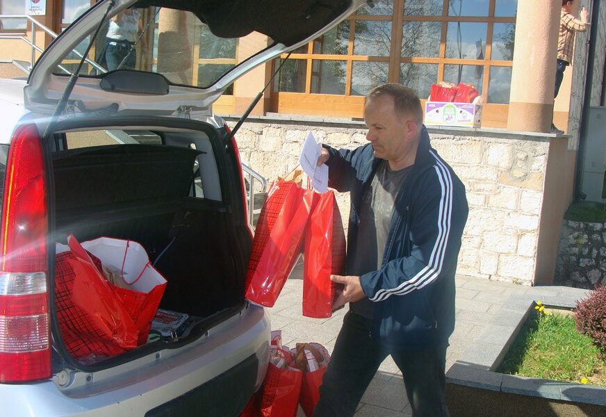 HUMANOST ZA PRAZNIKE U Mrkonjić Gradu podijeljeno 120 paketa hrane