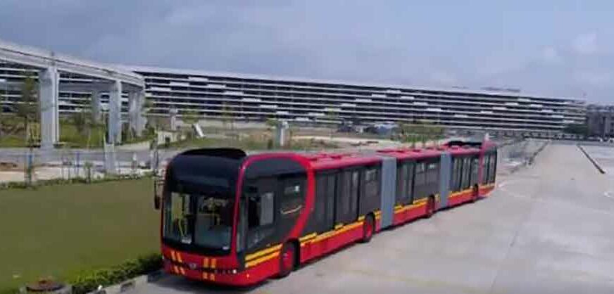 GIGANTSKA GUSJENICA Najveći električni autobus na svijetu dug je čak 27 metara (VIDEO)