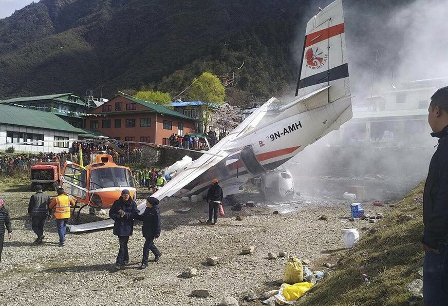 STRAVIČNA NESREĆA Avion udario u helikopter, POGINULE TRI OSOBE