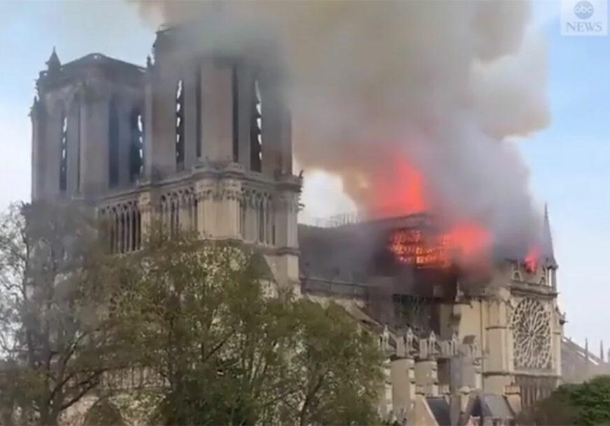 GORI NOTR DAM Požar na krovu čuvene katedrale u Parizu (VIDEO, FOTO)