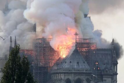 Mogući uzrok požara u katedrali Notr Dam su KRATAK SPOJ ILI ZAPALJENA CIGARETA
