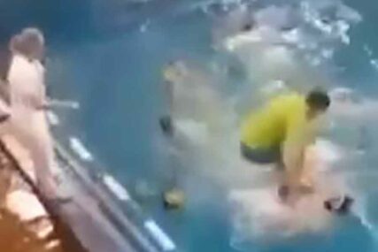 ŽESTOKO PESNIČENJE U BAZENU Nakon svađe muškarac skočio u vodu i IZUDARAO vaterpolistu (VIDEO)