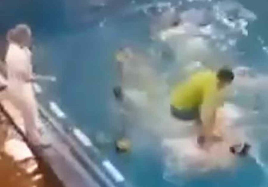 ŽESTOKO PESNIČENJE U BAZENU Nakon svađe muškarac skočio u vodu i IZUDARAO vaterpolistu (VIDEO)