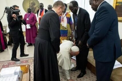 NEZABILJEŽEN GEST Papa Franjo ljubio stopala sukobljenim vođama Južnog Sudana i pozvao ih na mir (FOTO)