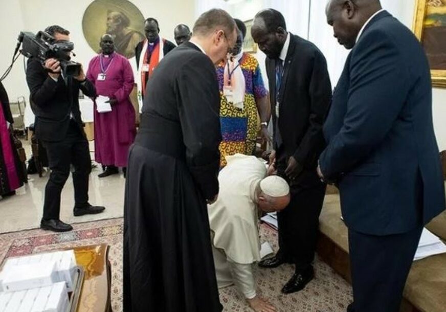 NEZABILJEŽEN GEST Papa Franjo ljubio stopala sukobljenim vođama Južnog Sudana i pozvao ih na mir (FOTO)