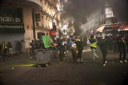 Ponovo protest "Žutih prsluka" u Parizu, policija upotrijebila SUZAVAC