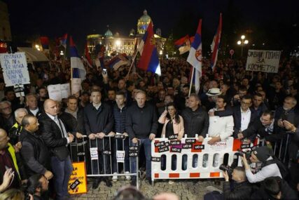 JAJIMA NA POLICIJU Skandalozno ponašanje opozicije na protestima u Srbiji