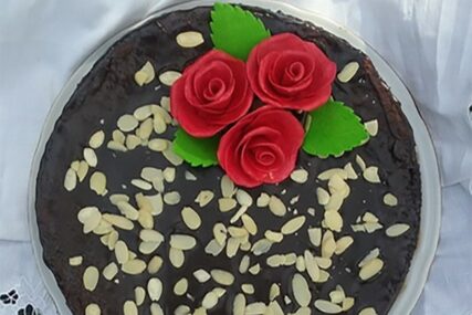 TOPI SE U USTIMA Saher torta - kraljica čokoladnih poslastica!