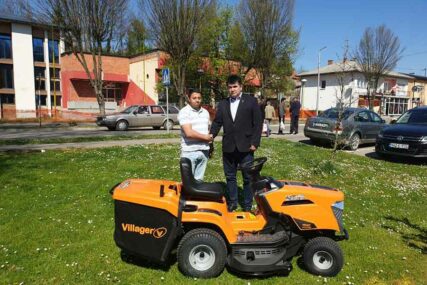 PROJEKAT PODRŠKE Slavenko iz Lopara dobio novi savremenu mašinu za KOŠENJE TRAVE