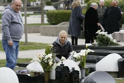 TUGA ZA OCEM NE JENJAVA Sanela Šaulić na Šabanov grob donijela ruže i zapalila svijeću (FOTO)