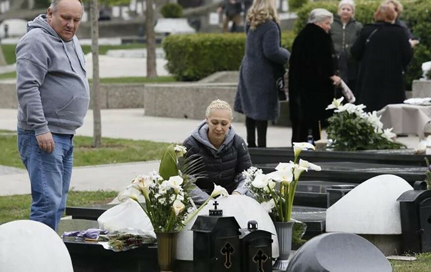 TUGA ZA OCEM NE JENJAVA Sanela Šaulić na Šabanov grob donijela ruže i zapalila svijeću (FOTO)