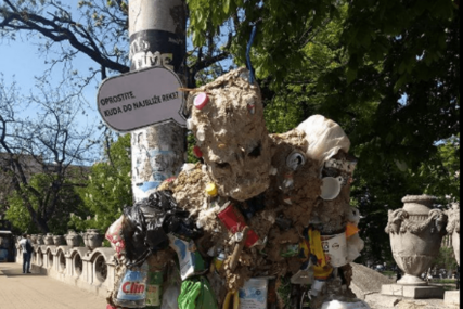 Skulptura napravljena od otpada ukazuje na ljudsku nemarnost