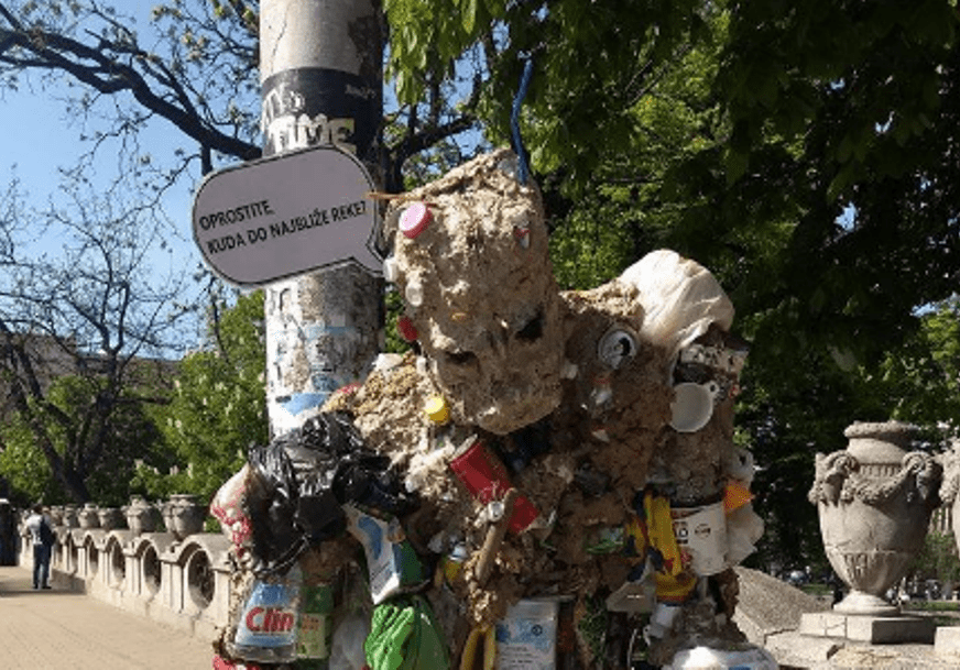 Skulptura napravljena od otpada ukazuje na ljudsku nemarnost