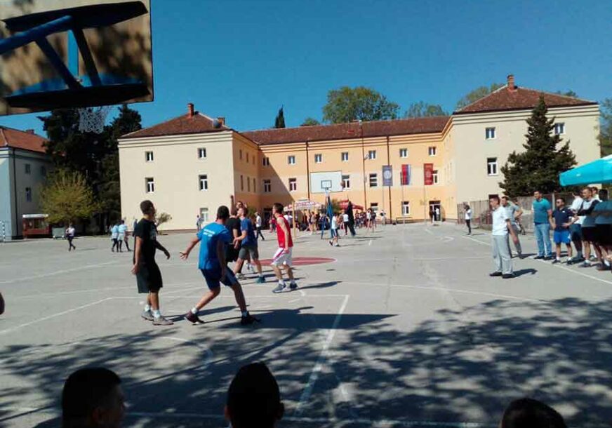 „TREBINJCI IGRAJU ZA DŽAJU“ Humanitarni turnir studenata za mladića koji je TEŠKO POVRIJEDIO KIČMU