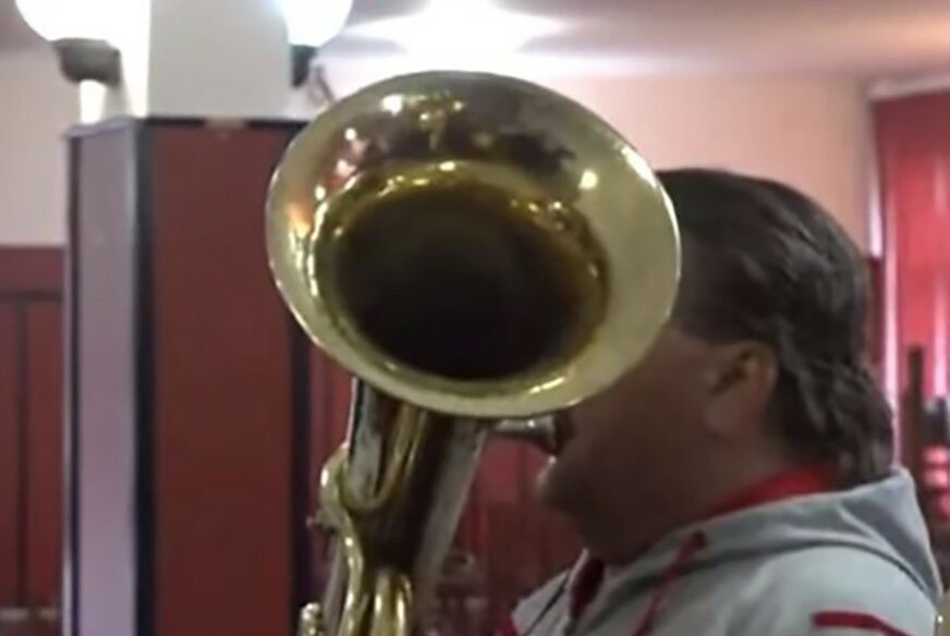SRPSKI INAT Radnici ivanjičke fabrike slavili otkaze uz trubače (VIDEO)