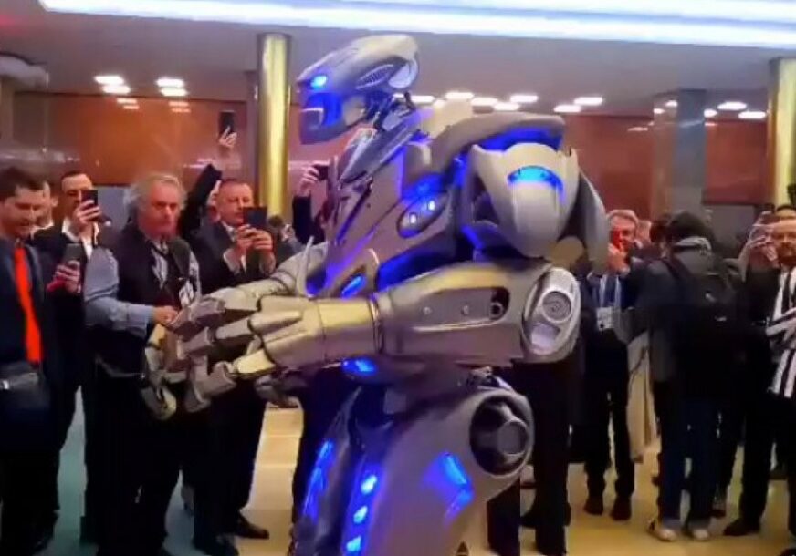 RASPLESANI TITAN Na Digitalnom samitu u Beogradu posjetioce oduševio veseli robot (VIDEO)