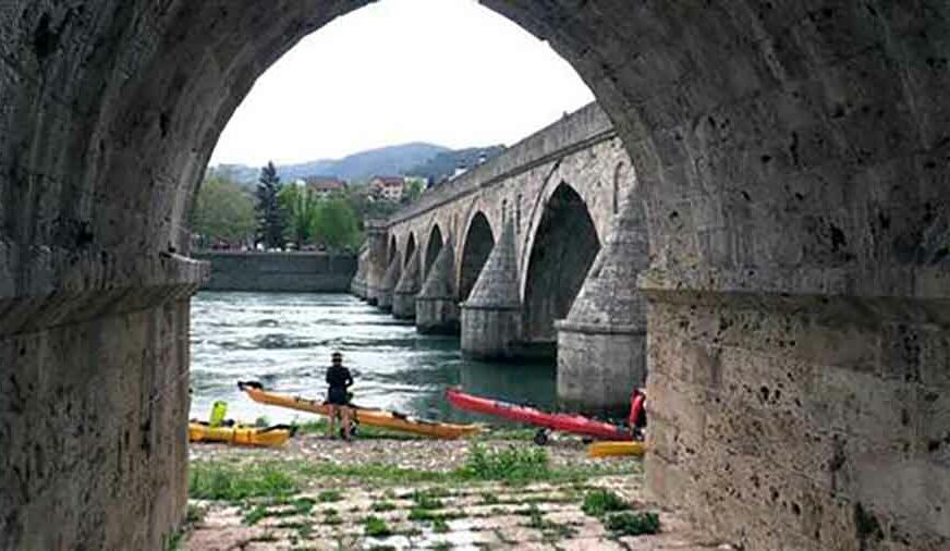 MEMORIJALNA REGATA Stotinjak veslača krenulo iz Višegrada prema Sremskoj Mitrovici (FOTO)