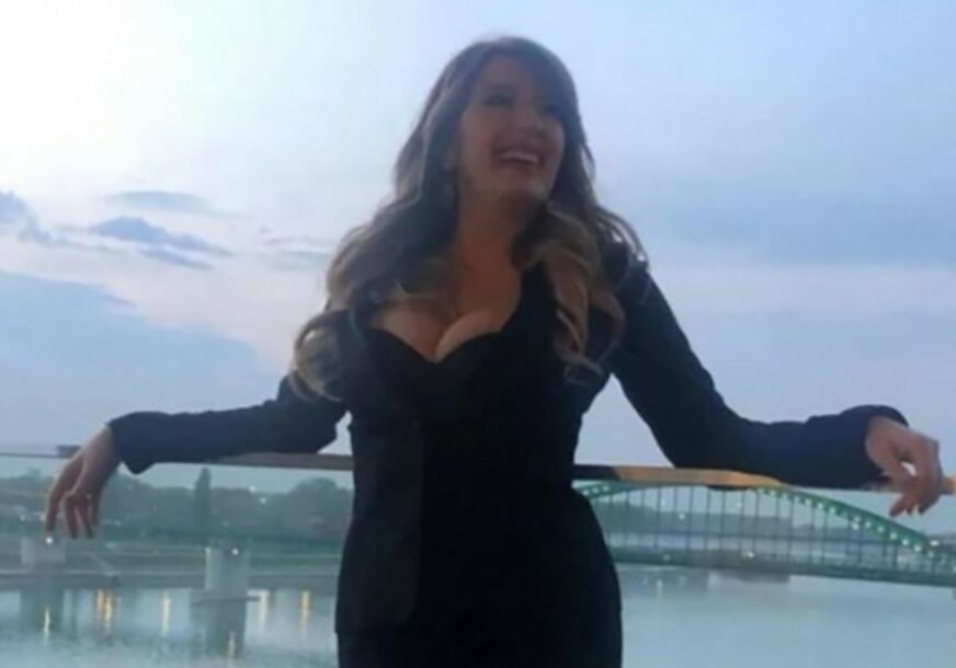 HIT Viki Miljković u elegantnoj haljini igrala fudbal, a onda je PALA (VIDEO)