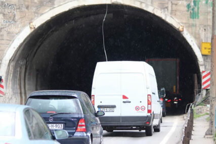 ZAOBIĐITE OVAJ PUT Saobraćaj kroz tunel Vranduk kod Zenice POTPUNO OBUSTAVLJEN