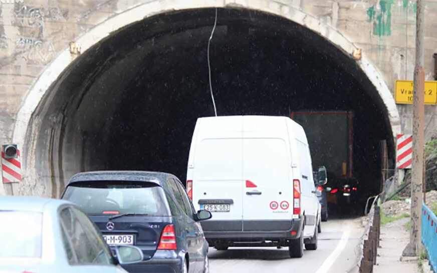 HOROR KOD SARAJEVA U tunelu se prevrnuo automobil, tri osobe poginule, među njima i DIJETE