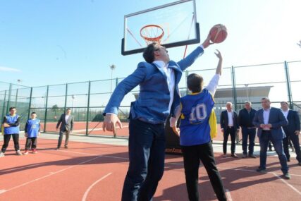 NEMA POPUŠTANJA Okršaj Vučića s djetetom na basketu IZAZVAO BURU (VIDEO)
