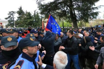 "KUVA" U ALBANIJI Opozicija blokirala puteve i traži OSTAVKU EDIJA RAME, policija odgovorila suzavcem i vodenim topovima
